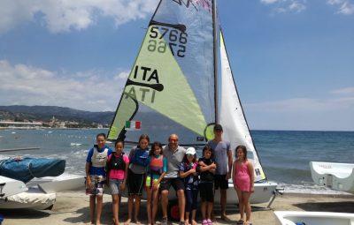 Diego Negri tra i ragazzini della scuola vela presso il suo circolo di Diano Marina